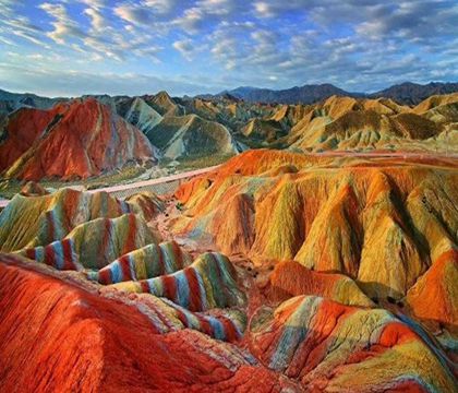 蘭州+武威+張掖+嘉峪關+敦煌+翡翠湖+水上雅丹+可可西里自然保護區(qū)+察爾汗鹽湖+茶卡鹽湖+青海湖+西寧9日8晚私家團